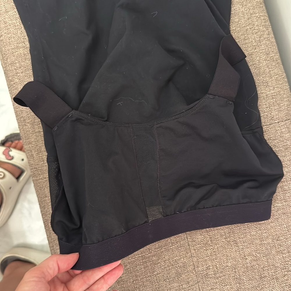 EUC women’s Lululemon workout top - Picture 5 of 5